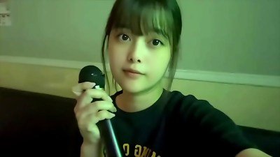 [Don't open the door...] Heart pounding. Karaoke masturbation. She is a highly harmless college student who puts her thumbs in and out of her honeypot with all her might.